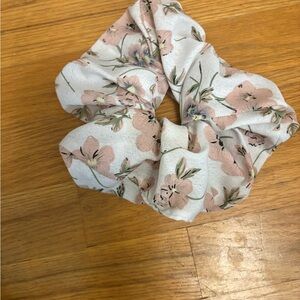 🕊️ Floral Scrunchie in Cream and Pink 🕊️